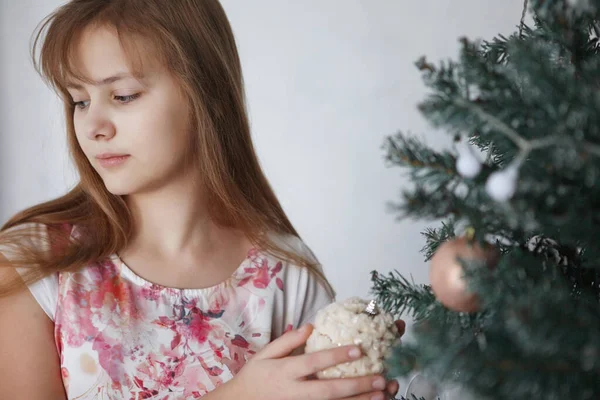 Tiener meisje in de buurt van een kerstboom — Stockfoto