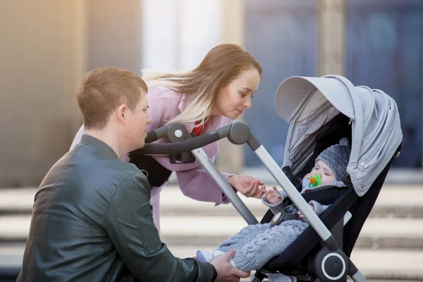 Homem e mulher com um carrinho para um passeio . — Fotografia de Stock