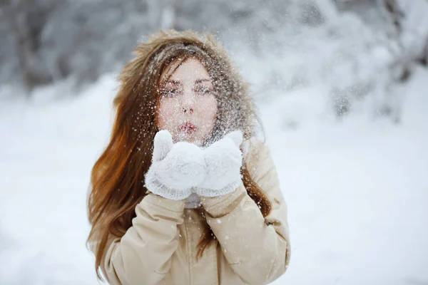 Ung, vacker kvinna ute i det fria i en snöig skog. — Stockfoto
