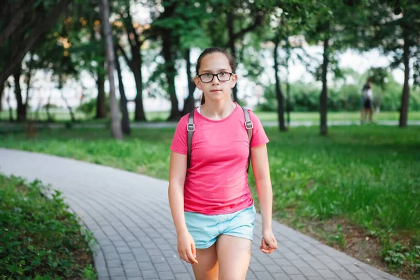 Chica adolescente con una mochila . — Foto de Stock