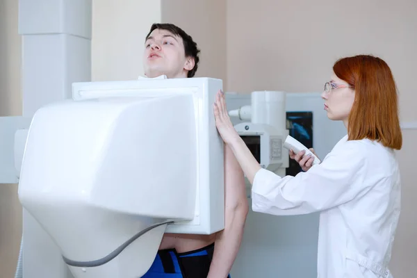 Медсестра-радіолог приймає рентген . — стокове фото