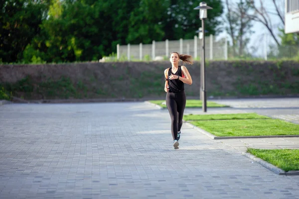 Mujer corriendo en la ciudad — Foto de Stock
