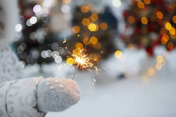 Flicka med julglitter i vinterkläder på gatan. — Stockfoto