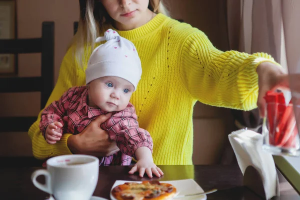 Mamma med barn. — Stockfoto