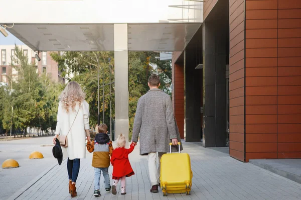 Famille avec valise jaune — Photo