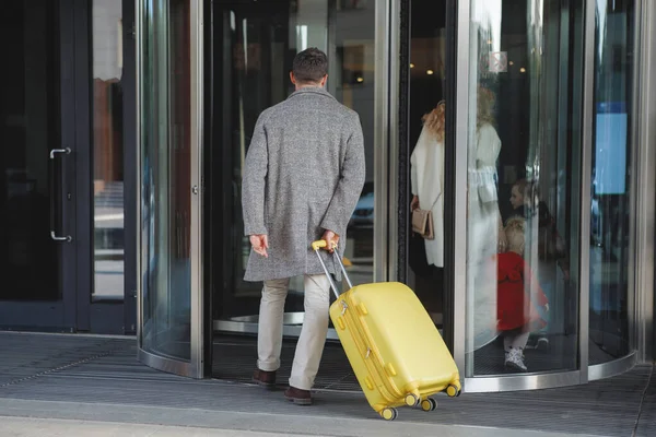 Homme avec une valise jaune . — Photo