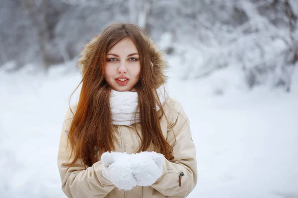 Mladá, krásná žena pod širým nebem v zasněženém lese. — Stock fotografie