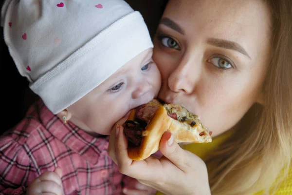 Madre mangiare con bambino . — Foto Stock