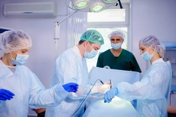 Ομάδα χειρουργών που χειρουργείται — Φωτογραφία Αρχείου