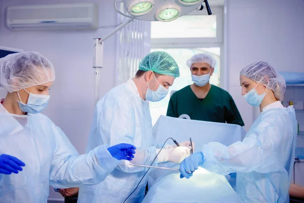 Equipo de cirujanos haciendo cirugía — Foto de Stock