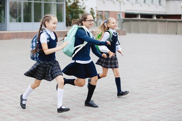 穿制服的学生. — 图库照片