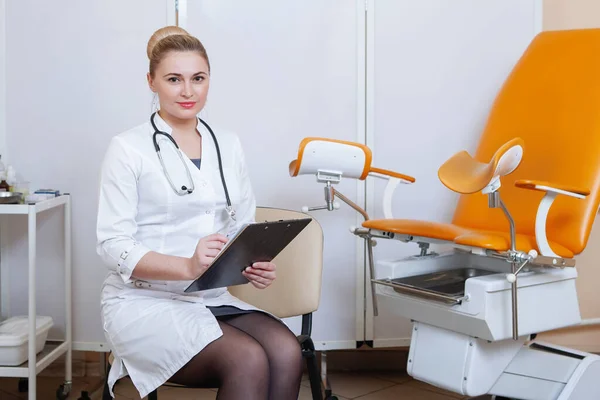 Arzt Gynäkologe im Büro. — Stockfoto