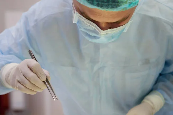 Equipo de cirujanos haciendo cirugía —  Fotos de Stock