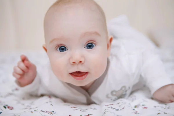 Piękne Dziecko Niebieskooka Pięciu Miesięcy Dziewczynka Leżąc Brzuchu Różne Emocje — Zdjęcie stockowe
