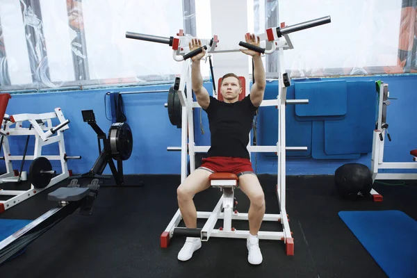 Retrato de un hombre guapo haciendo ejercicios de flexiones con una mano — Foto de Stock