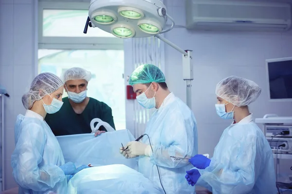 Team of surgeons doing surgery — Stock Photo, Image