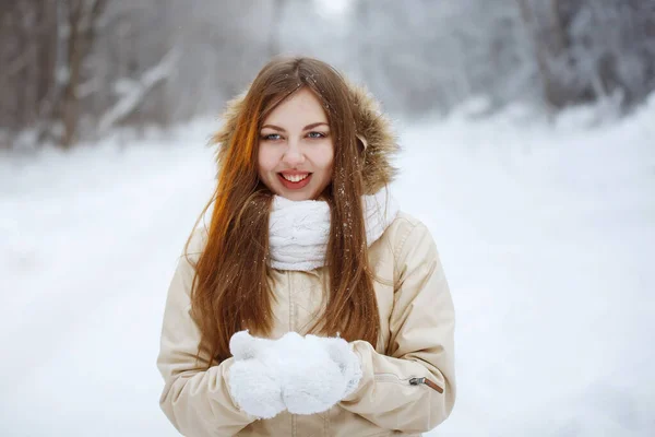 Jovem, mulher bonita em um lenço de malha branco . — Fotografia de Stock