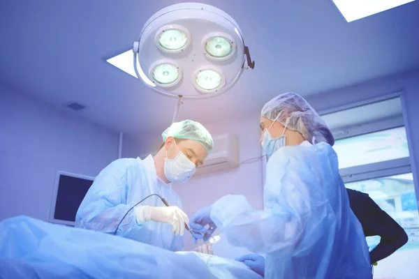 Ameliyat yapan cerrah ekibi — Stok fotoğraf