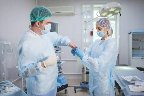 Medicinsk assistent hjälper en kirurg. — Stockfoto