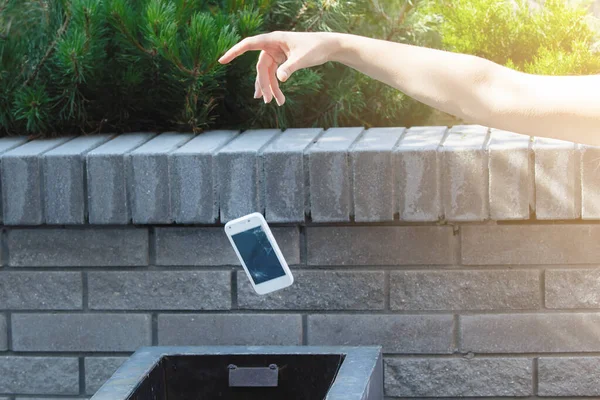 Adam telefonu çöp kutusuna atma