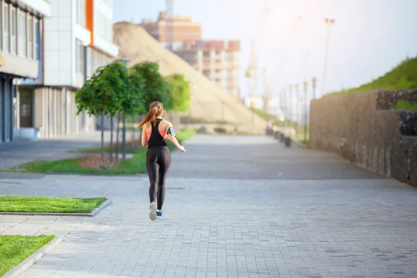 Donna che corre in città — Foto Stock