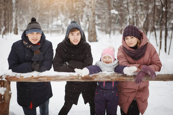Οικογένεια μέσα στο δάσος του χειμώνα. — Φωτογραφία Αρχείου
