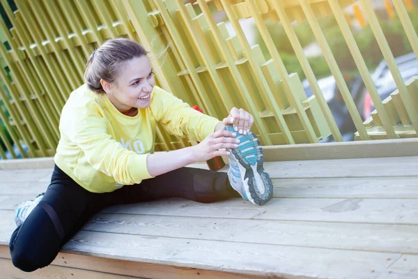 La donna sportiva in giallo si allena in un ambiente urbano . — Foto Stock