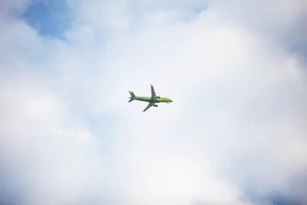 Avión en el cielo azul nublado — Foto de Stock