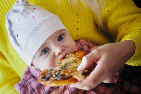 Mamma med barn. — Stockfoto