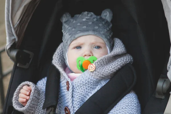 Niña con ojos azules . —  Fotos de Stock