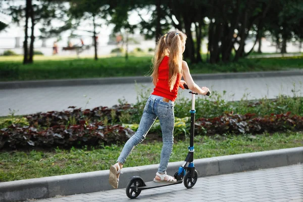 Teen Enfant en scooter dans un parc de la ville . — Photo
