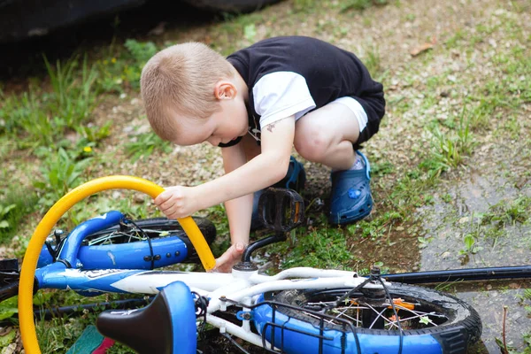 Boy is repairing a bike. — Stock Photo, Image
