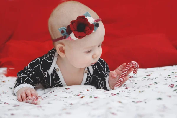 Vackra Fem Månaders Baby Småbarn Flicka Med Blomma Hennes Huvud — Stockfoto