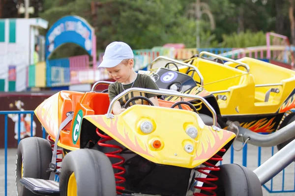 Piccolo ragazzo felice guida auto giocattolo . — Foto Stock