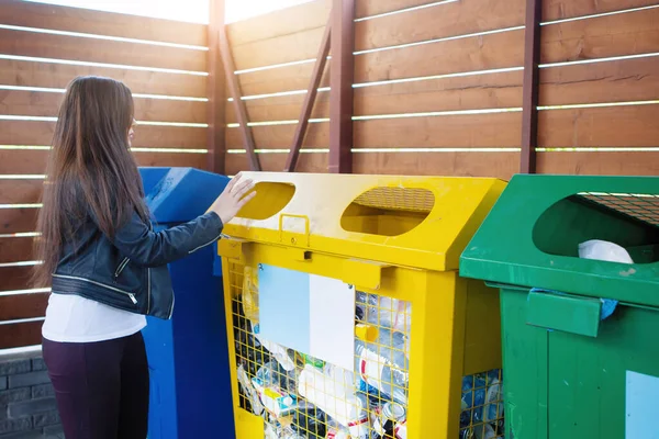 Çöp sınıflandırmasına göre çöpe at.