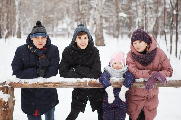 Famiglia nella foresta invernale . — Foto Stock