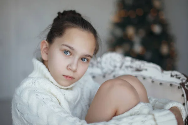 Adolescente chica cerca de un árbol de Navidad — Foto de Stock