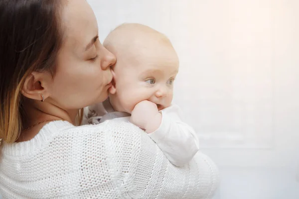 Fiatal Boldog Szerető Anya Csókolgatja Kislányát Ablaknak Támaszkodva Anyai Gondoskodás — Stock Fotó