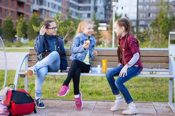 도시 공원에서 벤치에서 식사하는 십 대 소녀들. — 스톡 사진