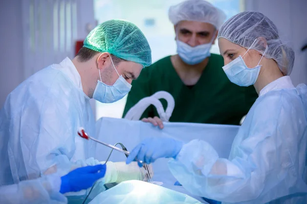 Equipo de cirujanos haciendo cirugía — Foto de Stock