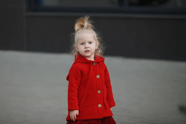 Маленькая девочка в красном . — стоковое фото