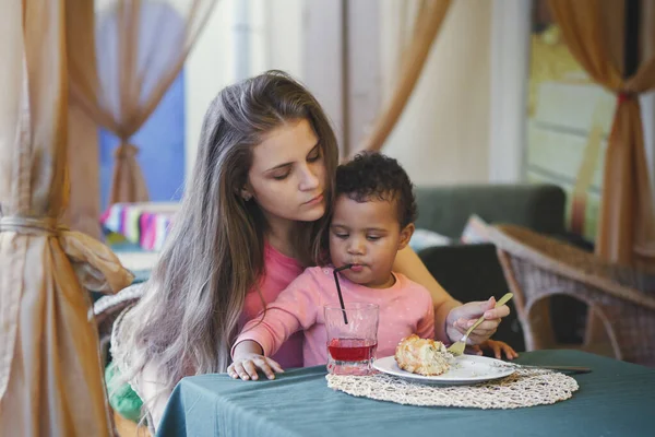 Söt svart Baby flicka med mamma i ett sommarkafé. — Stockfoto