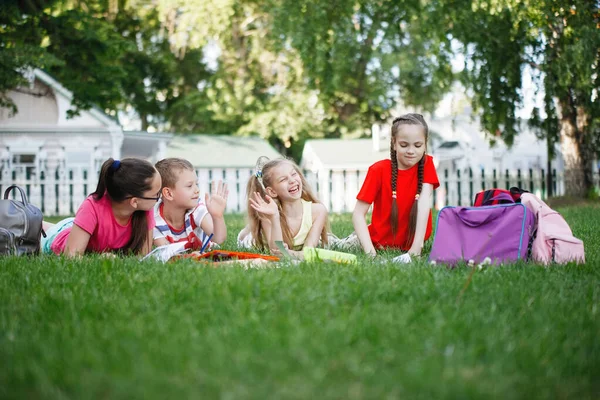 Niños acostados en la hierba verde . — Foto de Stock