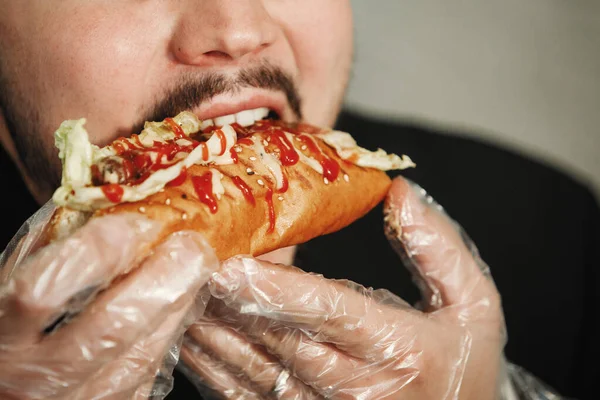 Man eats burger — Stock Photo, Image