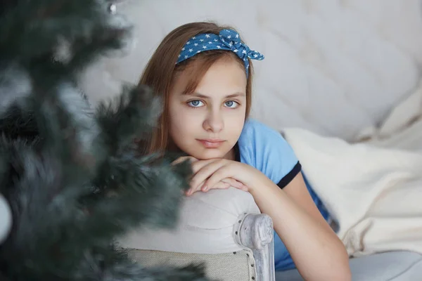 Tini lány közel egy karácsonyfa — Stock Fotó