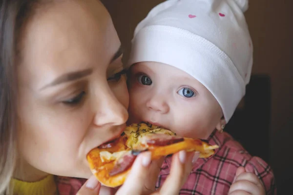 Madre mangiare con bambino . — Foto Stock