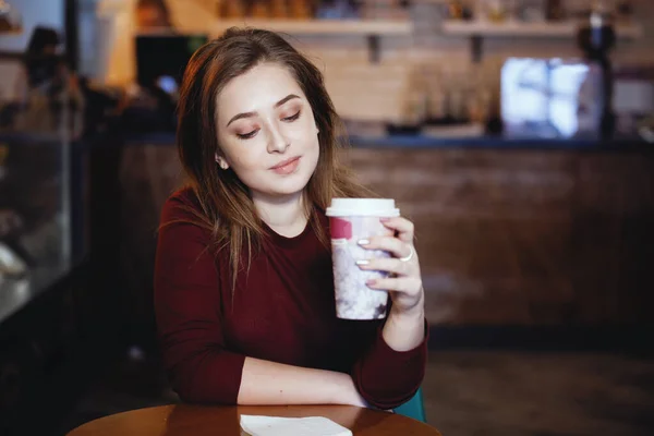 Genç, güzel kadın kahve içmeyi seviyor.. — Stok fotoğraf