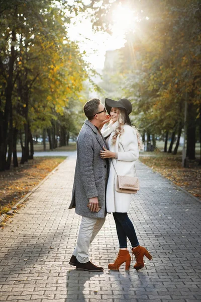 Bella giovane coppia in un parco . — Foto Stock