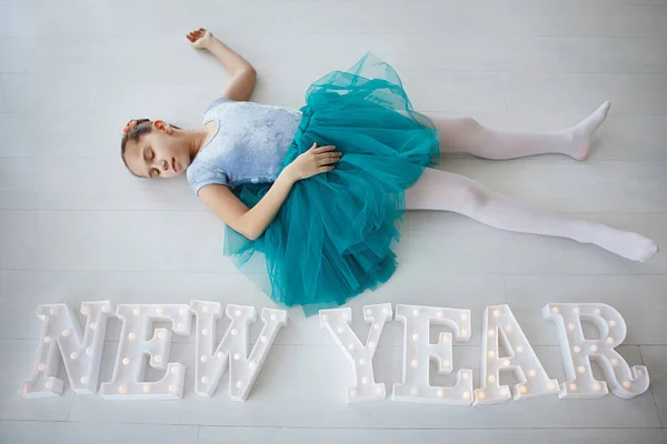 Menina adolescente perto de uma árvore de Natal — Fotografia de Stock