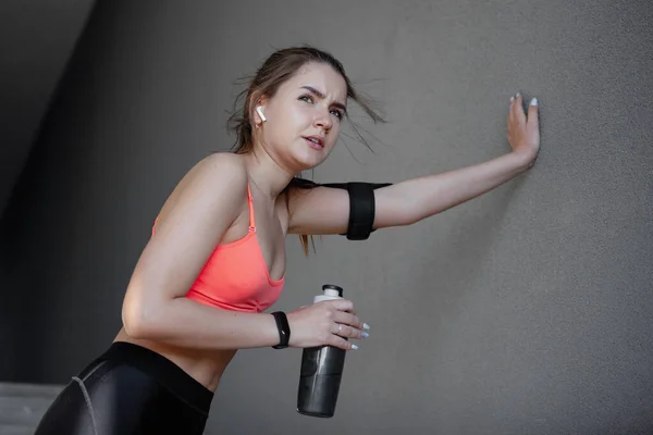 Mujer descansando después de la carrera de calentamiento — Foto de Stock